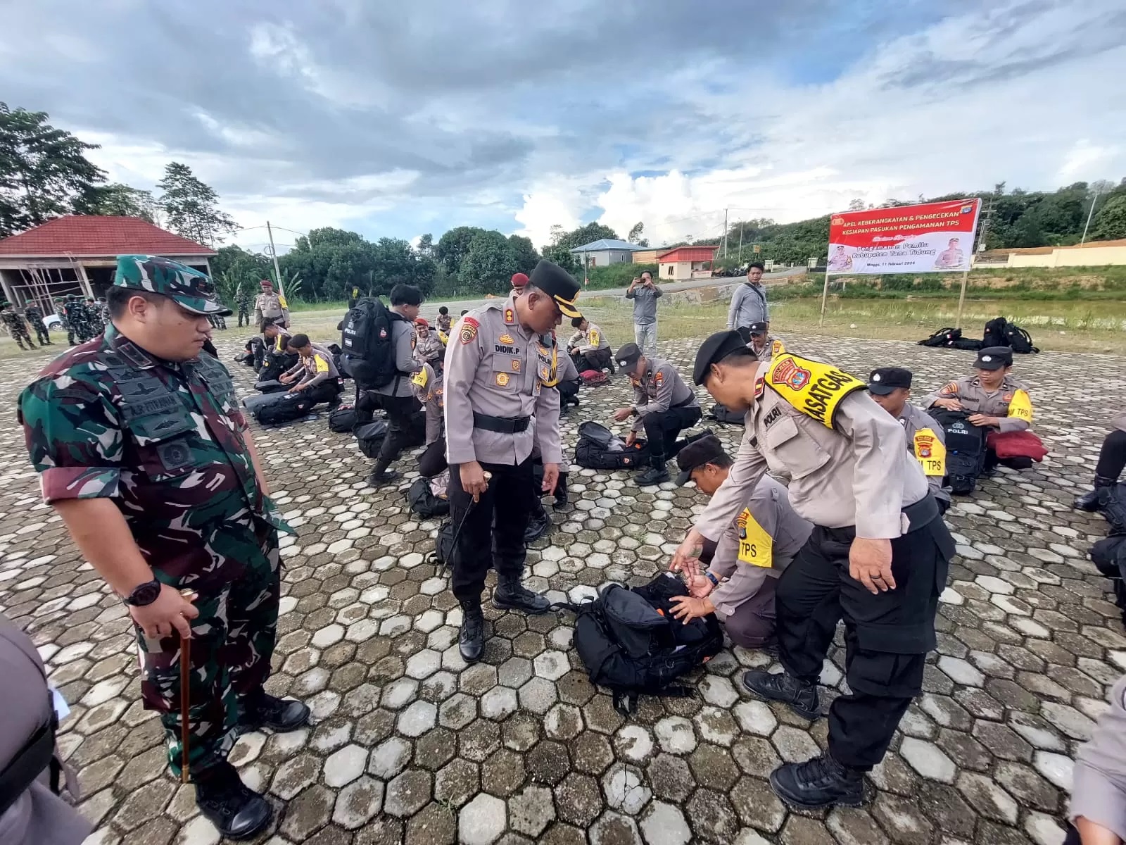 AMANKAN PEMILU: Kapolres Tana Tidung AKBP Didik Purwanto, S.I.K, bersama Dandim 0914/TNT Letkol Inf Abdul Rizka Fitrawan, S.I.P mengecek kesiapan perlengkapan personel pengamanan TPS.