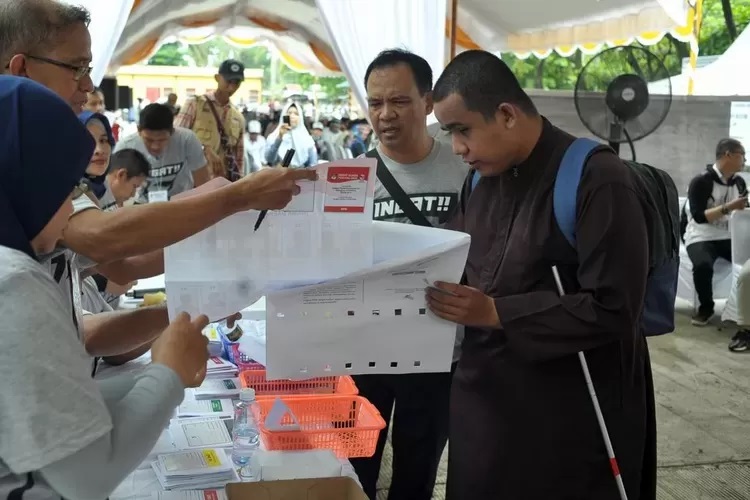 HARUS DIAWASI: Pemungutan suara di salah satu TPS di Banjarmasin pada Pemilu lalu. (Foto: Dokumentasi Radar Banjarmasin)