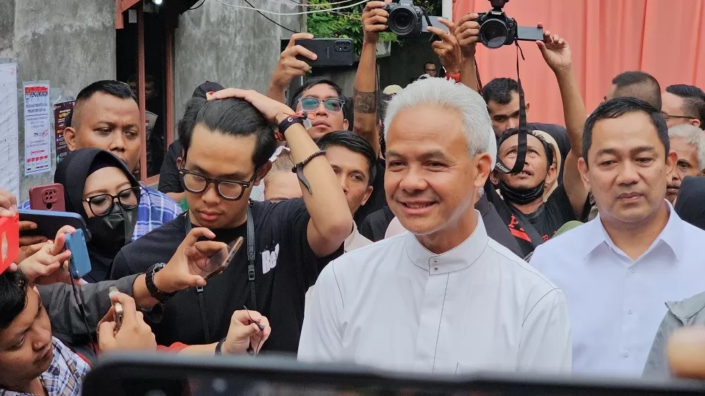 Calon presiden (capres) nomor urut 3 Ganjar Pranowo usai menggunakan hak suaranya di TPS 11, Lempongsari, Gajah Mungkur, Semarang, Jawa Tengah, Rabu (14/2). (Muhammad Ridwan/JawaPos.com)