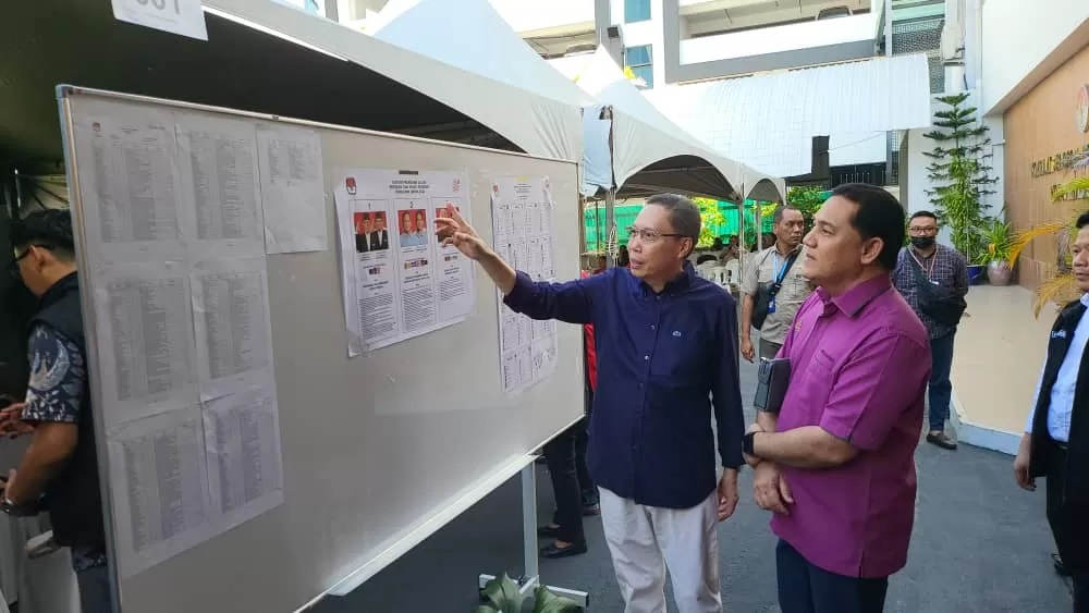 PANTAU: Konjen RI Kota Kinabalu, Rafail Walangitan, menjelaskan proses pemilu pada Pengarah MKN Sabah, Malaysia. FOTO: PPLN KOTA KINABALU