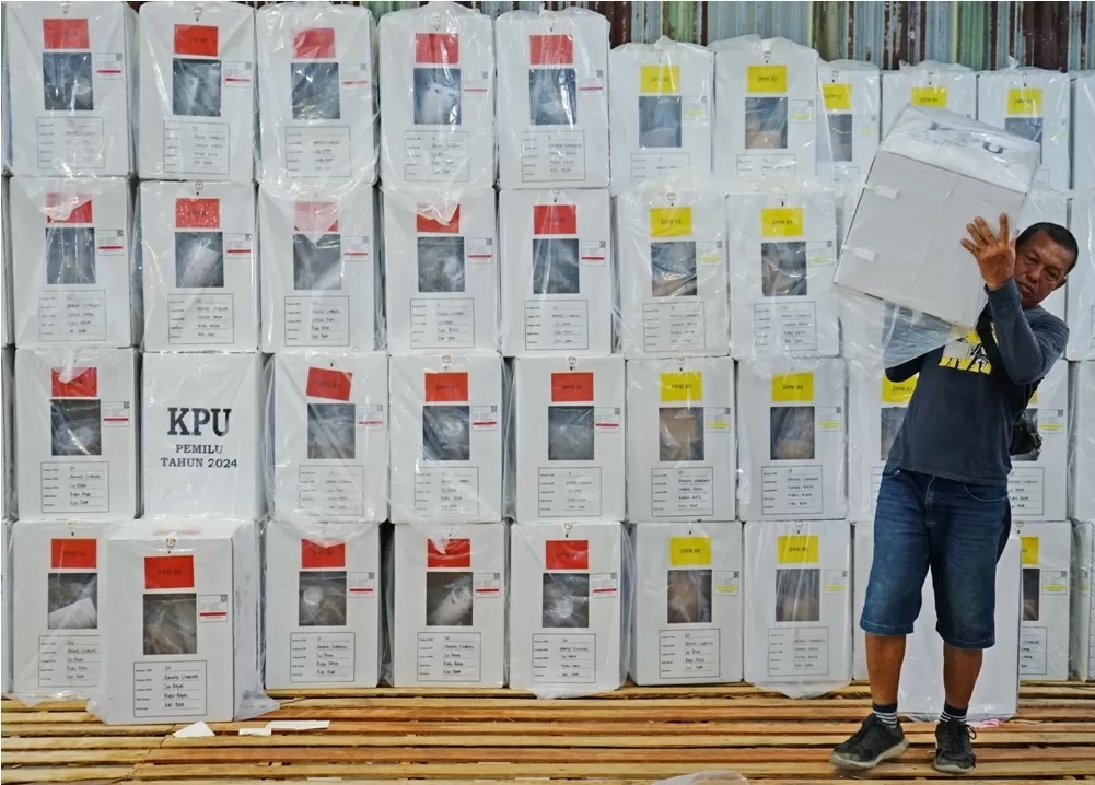 Pekerja memindahkan kotak suara Pemilu 2024 di Gudang KPU Kubu Raya Jalan Adi Sucipto. KPU Kubu Raya mendistribusikan logistik berupa bilik suara, kotak suara, dan tinta untuk Pemilu 2024. (HARYADI/PO