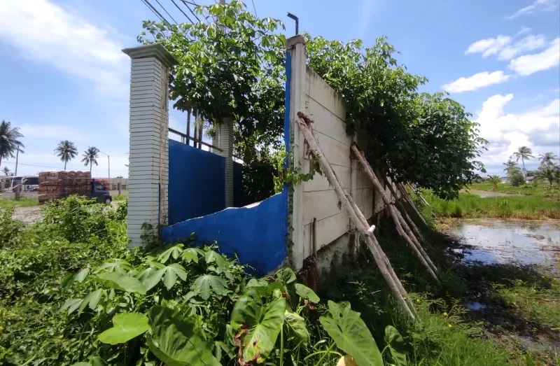 OBJEK KASUS: Inilah pagar kantor Instalasi Farmasi Dinkes Banjarmasin yang berada di Jalan Lingkar Dalam Selatan. (FOTO: WAHYU RAMADHAN/RADAR BANJARMASIN)