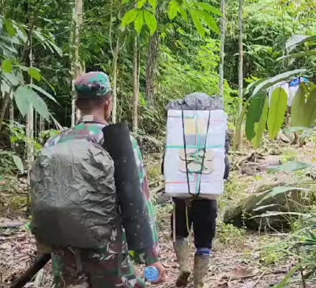 Prajurit Kodam Mengawal Logistik Pemilu ke TPS Terluar