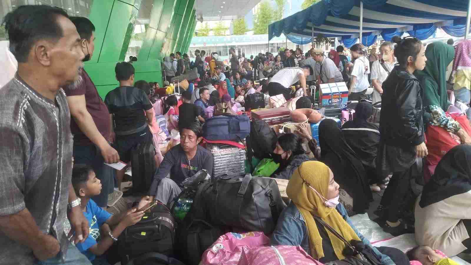 Kepadatan di Pelabuhan Semayang, Balikpapan.