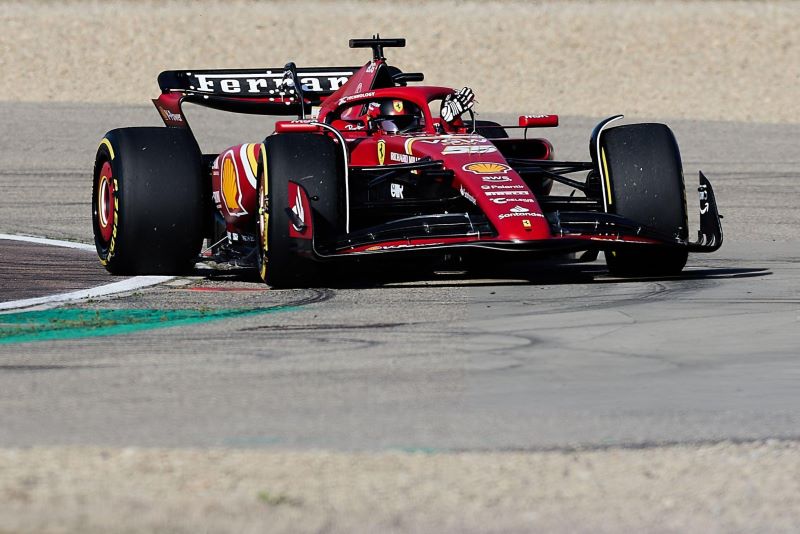 LEBIH SEGAR: Carlos Sainz mengendarai Ferrari SF-24 baru di Sirkuit Fiorano, Italia.