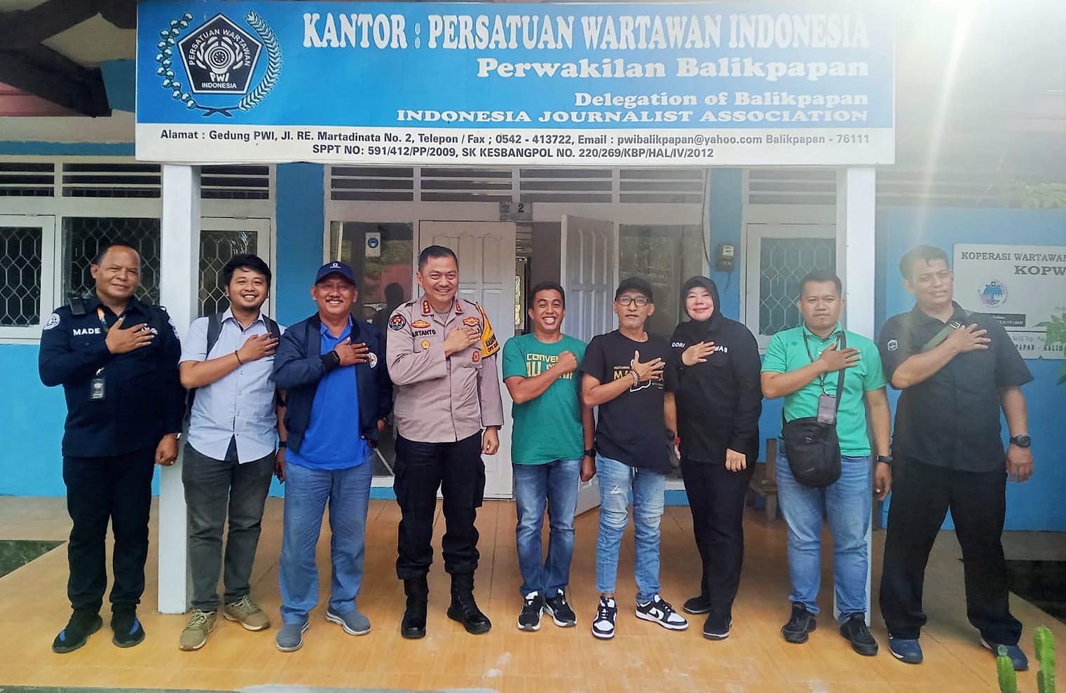 HANGAT: Kabid Humas Polda Kaltim Kombes Pol Artanto (empat kiri) dan Ketua PWI Balikpapan Debi (lima kiri) di depan Kantor PWI Balikpapan.
