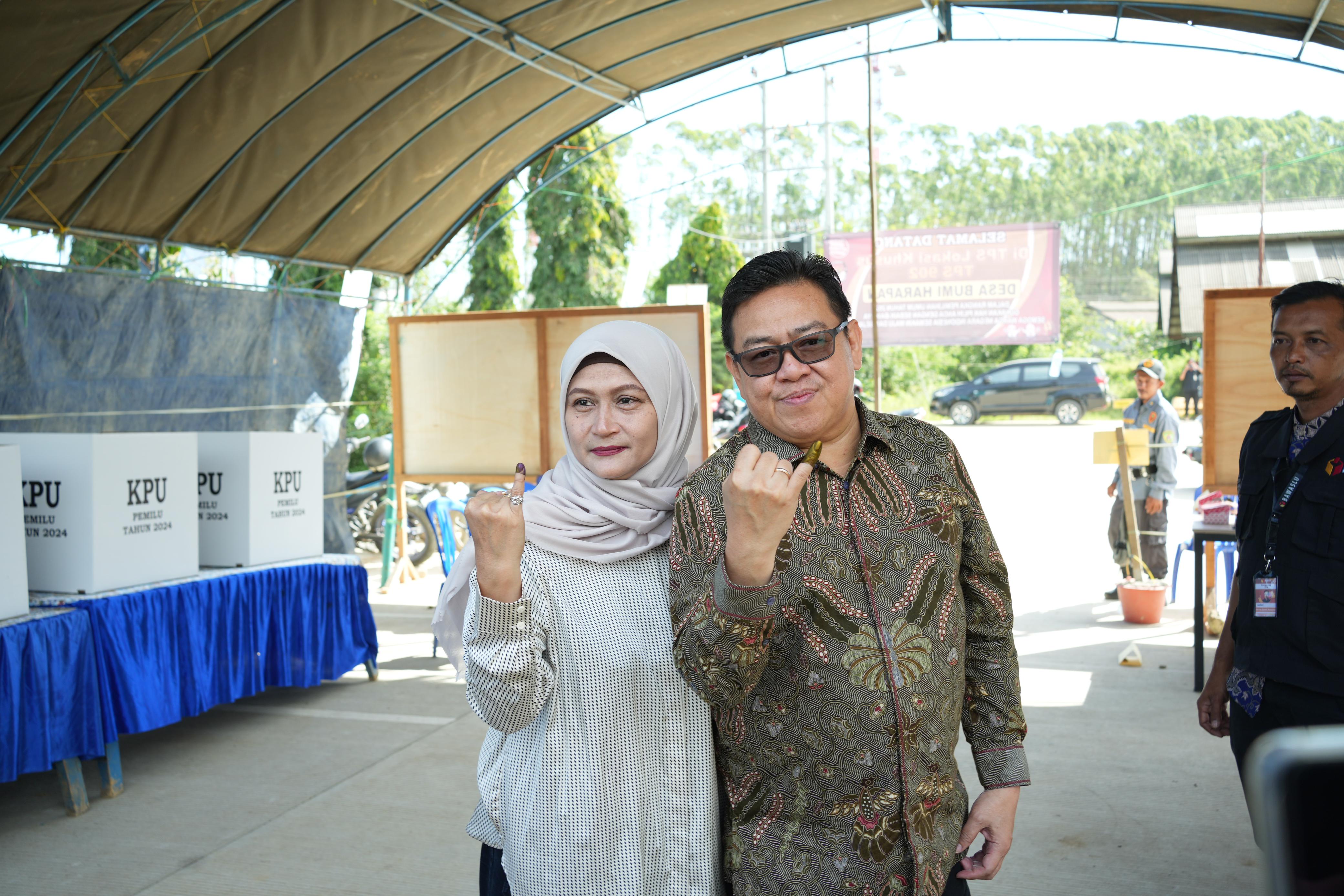 Sekretaris OIKN Achmad Jaka Santos bersama istri menggunakan hak pilihnya di TPS khusus di kawasan Rest Area IKN, Rabu (14/2/2024) kemarin.