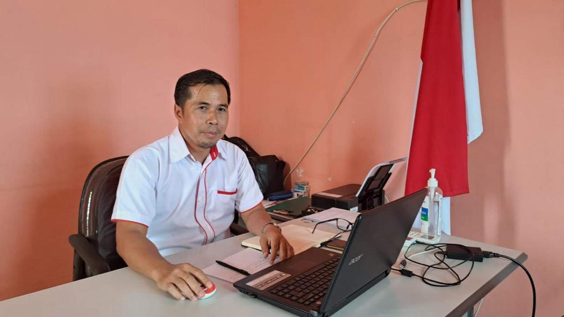 WAWANCARA: Ketua Bawaslu Kubar Lourensius saat ditemui di kantornya ungkap soal oknum petinggi yang terindikasi tak netral.