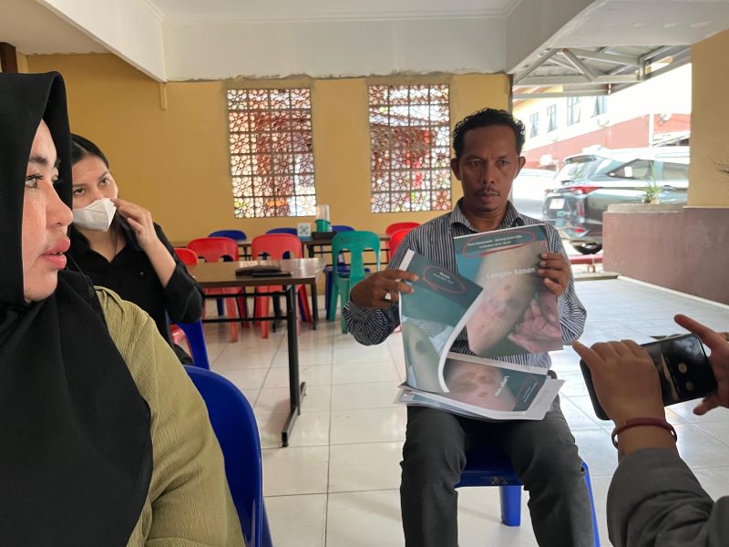 DIDAMPINGI: Tim hukum TRC PPA Kaltim mendampingi korban yang mengadukan oknum polisi anggota Polresta Samarinda.