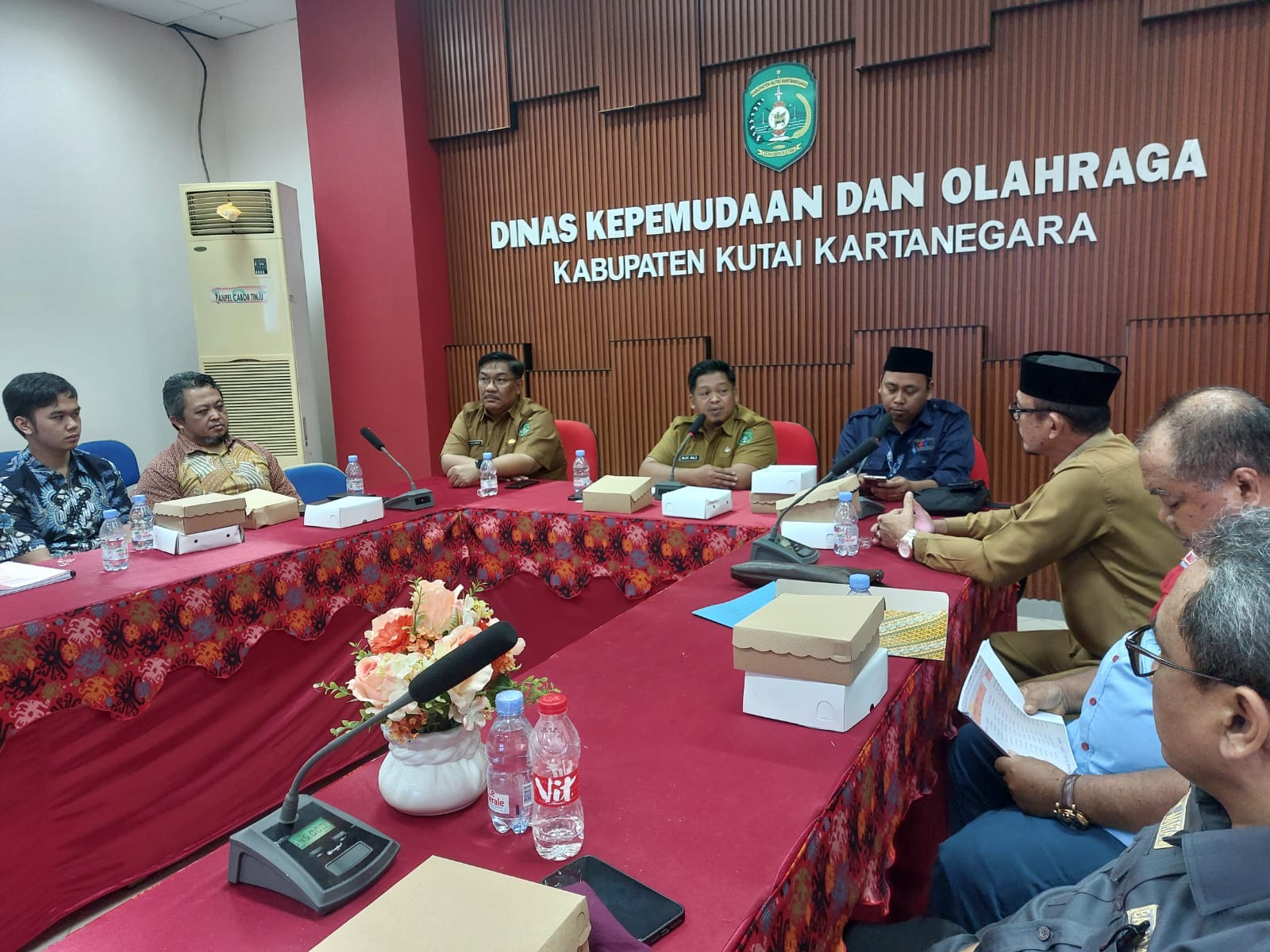 INOVASI: Pertemuan Dispora Kukar dengan manajemen PT KSDE dan Bumdes Teluk Dalam terkait pengelolaan sawit di Kompleks Stadion Aji Imbut.