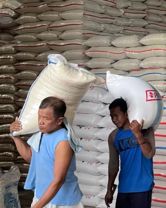 NAIK: Pasokan beras di salah satu gudang beras di Jakarta. (Jawa Pos)