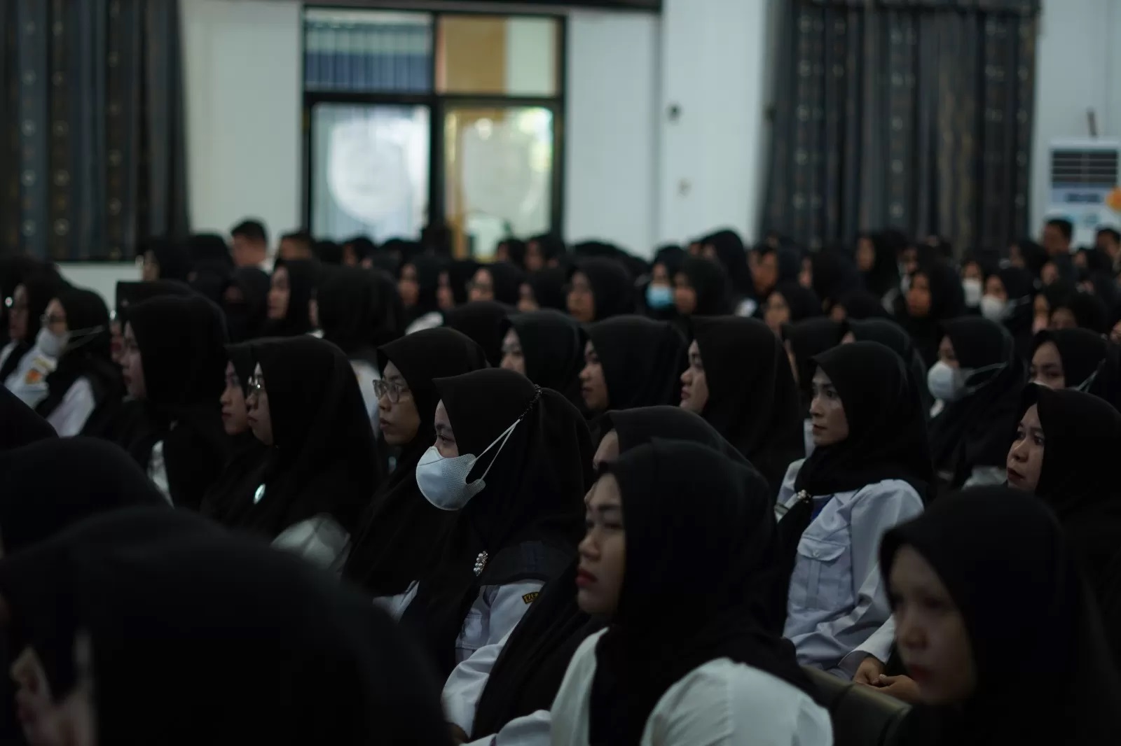 KONTRAK BARU: Penyerahan surat keputusan perpanjangan perjanjian kerja PPPK formasi guru di HST, Selasa (13/1/2024).(Foto: Prokom untuk Radar Banjarmasin)