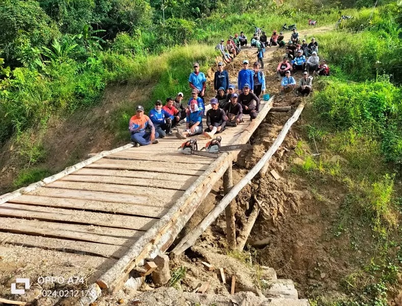 ISTIMEWA INFRASTRUKTUR: Kondisi Jembatan Ukit Kaber&nbsp; setelah dilakukan perbaikan secara swadaya oleh masyarakat.