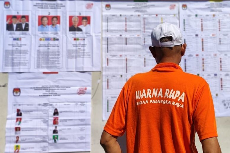 Salah satu warga binaan Rutan Kota Palangkaraya saat menggunakan hak suaranya pada Pemilu 2024, Rabu (14/2). (JEFRIE/PROKALTENG.CO)