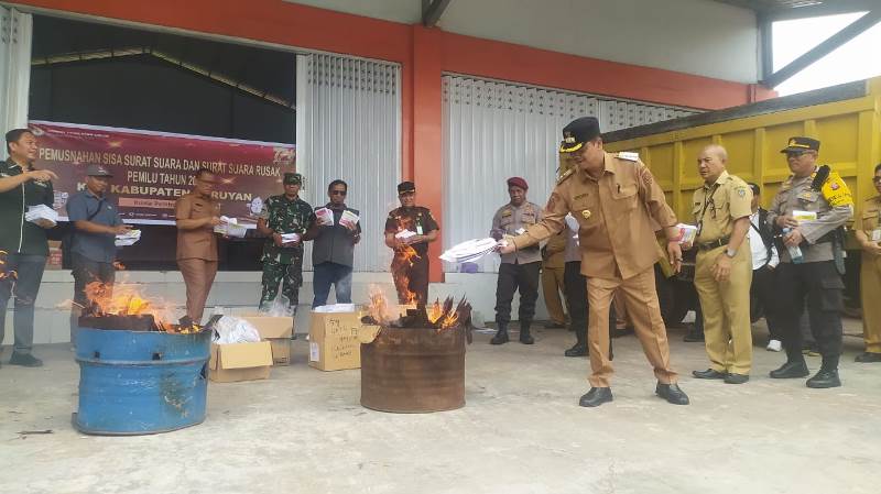 Pj Bupati Seruyan, Djainuddin Noor bersama Ketua KPU, Kapolres Seruyan hingga unsur Forkompinda lainnya saat melakukan pemusnahan lembaran surat suara pemilu 2024 di Depan Gudang Logistik KPU Seruyan,