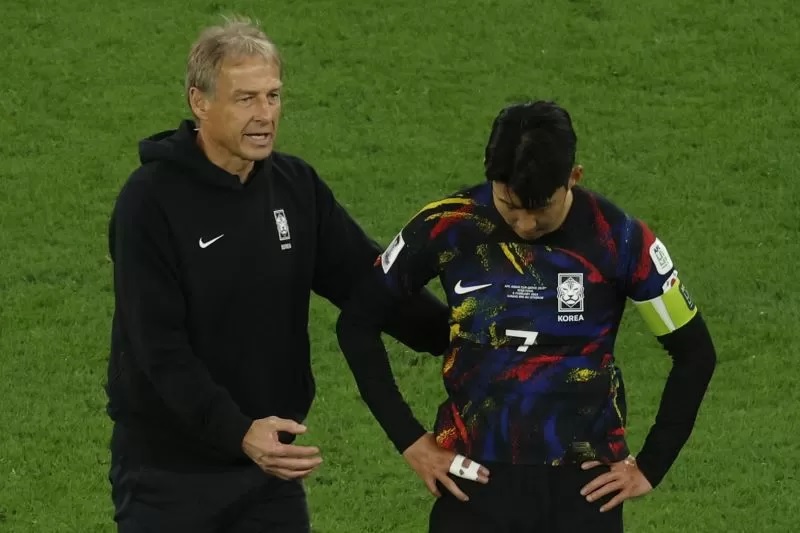Pelatih timnas Korea Selatan Jurgen Klinsmann berbicara dengan Son Heung-min setelah timnya kalah dari Yordania di semifinal Piala Asia Qatar 2023 di Stadion Ahmad Bin Ali.