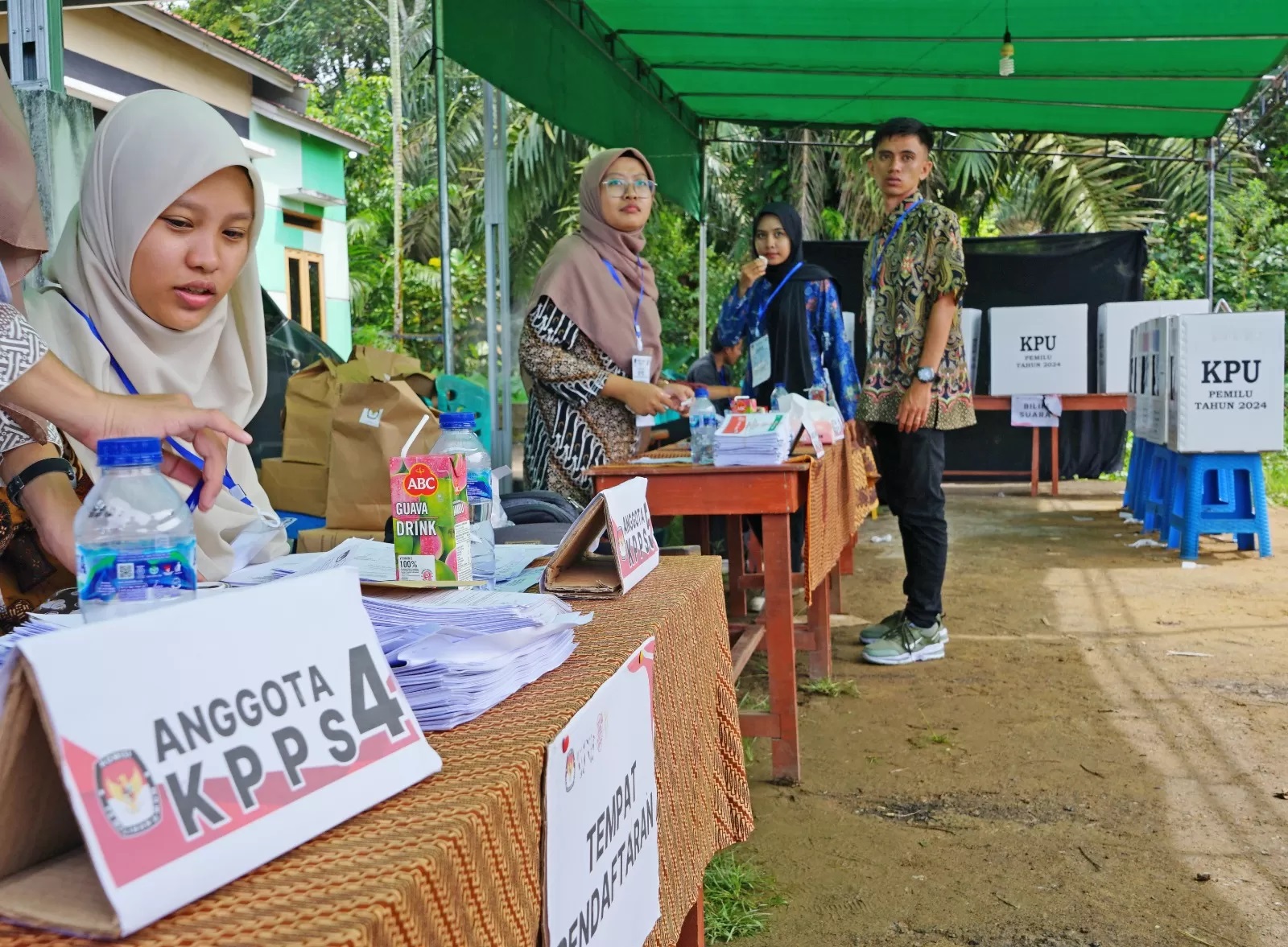 Proses pencoblosan pemilihan umum di TPS 018 Ampera pada Rabu (14/2) tampak lengang. Tak ada aktivitas pencoblosan pada pesta demokrasi. (Haryadi/Pontianak Post)