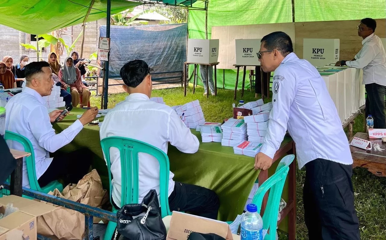 TINJAU PENCOBLOSAN: Camat Teluk Keramat Budi Iswanto saat melaksanakan pemantauan ke sejumlah TPS di wilayahnya.