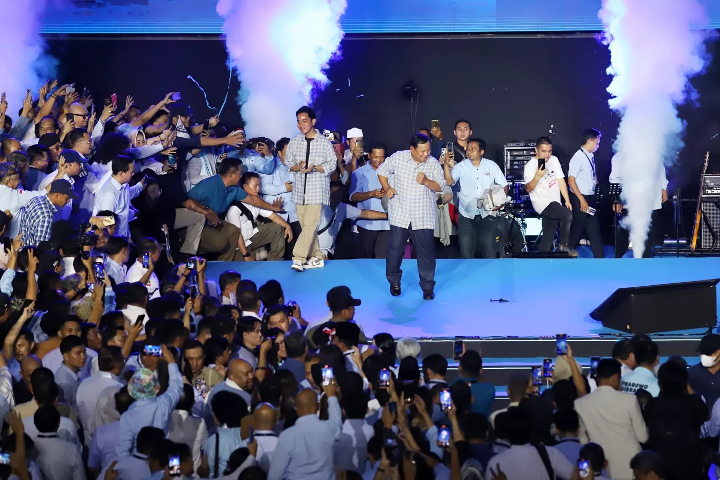Calon presiden dan calon wakil presiden nomor urut 2 Prabowo Subianto dan Gibran Rakabuming Raka menyapa pendukungnya saat menghadiri acara pemantauan hasil quick count di Istora Senayan.