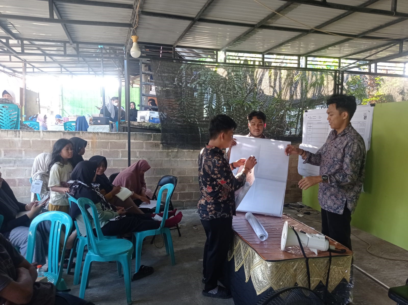 PENGHITUNGAN: Petugas KPPS sedang melakukan proses rekapitulasi surat suara untuk calon anggota DPRD Bontang.