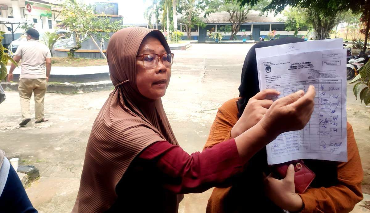 KECEWA: Seorang perempuan terpaksa mengambil daftar hadir pemilih khusus di TPS 20, Kelurahan Melak Ulu, Kecamatan Melak, lantaran tak dapat mencoblos di TPS tersebut.&nbsp;LUKMAN HAKIM/KP  &nbsp;