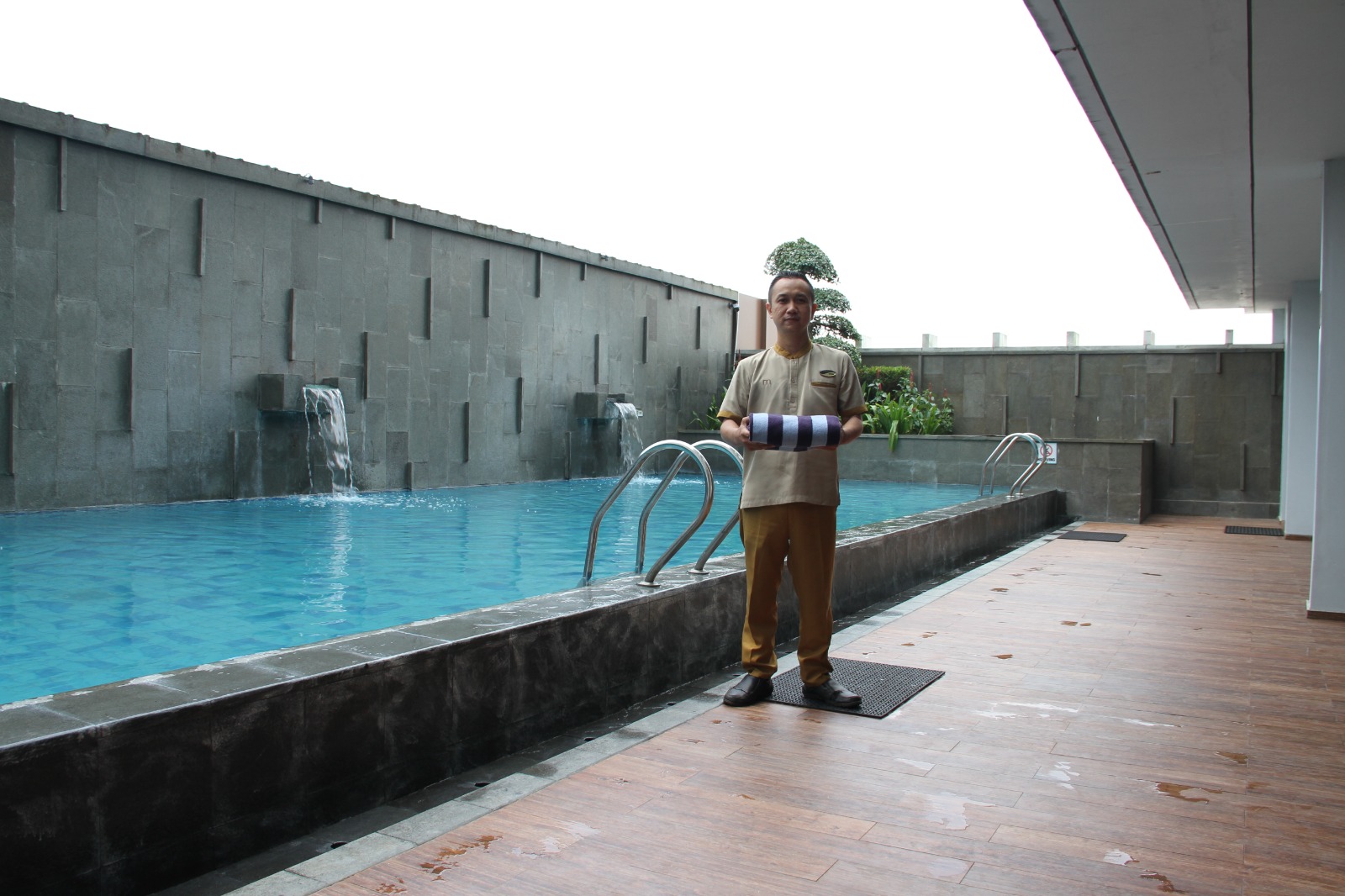 RILEKS: Kolam renang di Midtown Hotel Samarinda bisa jadi pilihan untuk menghabiskan akhir pekan.