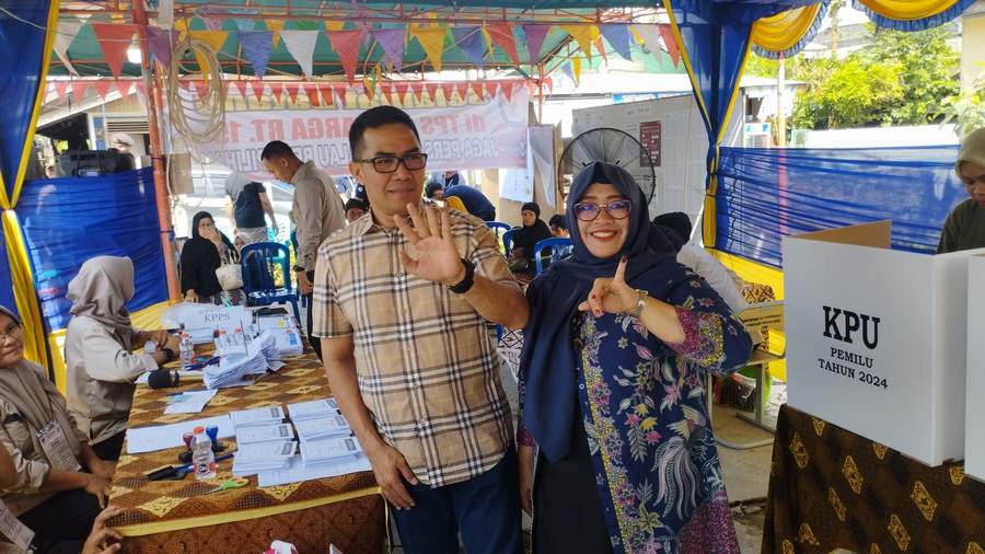 Wali Kota Samarinda Andi Harun dan istri saat menyalurkan hak pilihnya. Ada lima TPS yang potensi diulang coblosannya di Samarinda.