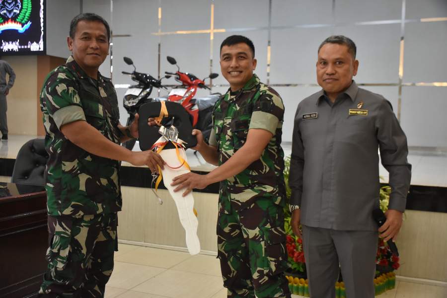 HADIAH UTAMA: Danrem 091/ASN Brigjen TNI Yudhi Prasetiyo (kiri) didampingi Ketua Primkop Kartika AMP Mayor Arh Azrul Azis (kanan) menyerahkan door prize motor kepada anggota koperasi.
