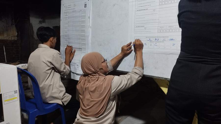 TELITI: Beberapa TPS terpantau melakukan rekapitulasi bahkan hingga dini hari. Salah satu yang terpantau di TPS Kelurahan Sempaja Selatan yang masih menghitung hingga tengah malam, Rabu (14/2).&nbsp;