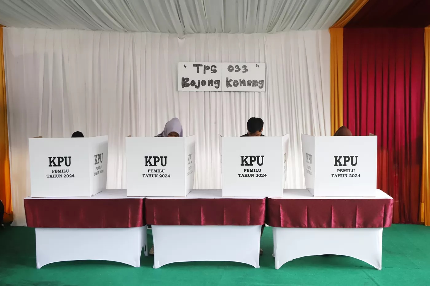 Warga menunjukkan menggunakan hak pilihnya di TPS 033, Kampung Curug, Desa Bojong Koneng, Babakan Madang, Bogor, Jawa Barat, Rabu (14/2/2024). (DERY RIDWANSAH/ JAWAPOS.COM)