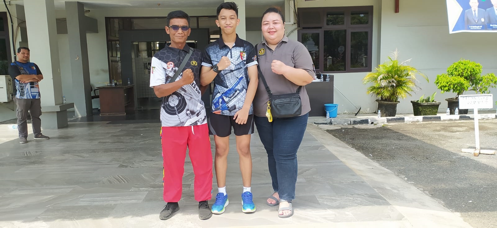 POTENSI MEDALI: Paskalis Steven (tengah) menjadi salah satu penembak yang diandalkan Kaltim pada PON XXI/2024 Aceh-Sumut.