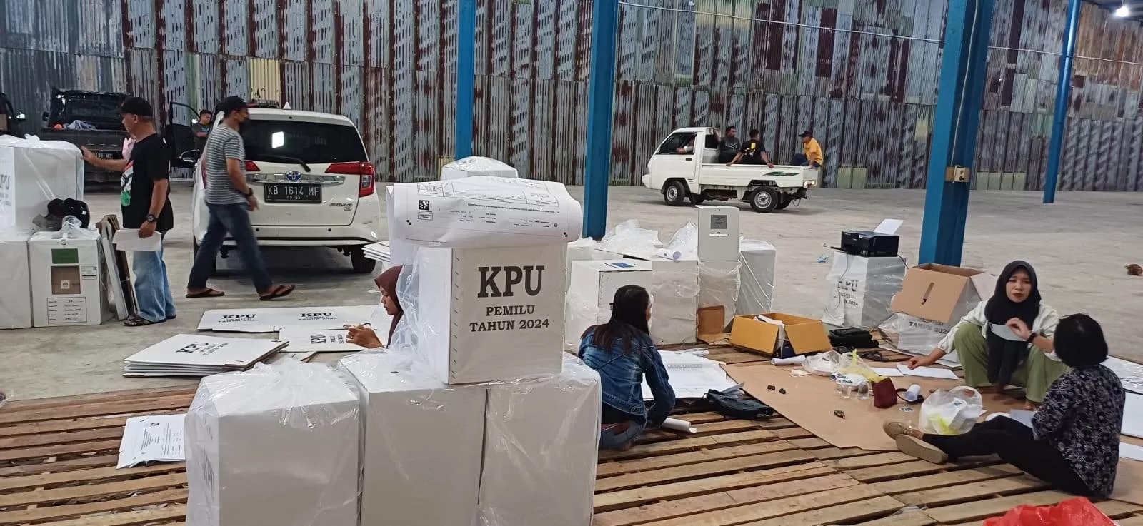 PANTAU : Ketua KPU Kubu Raya, Karyadi tampak memantau gudang logistik KPU Kubu Raya. (Ashri Isnaini/Pontianak Post)