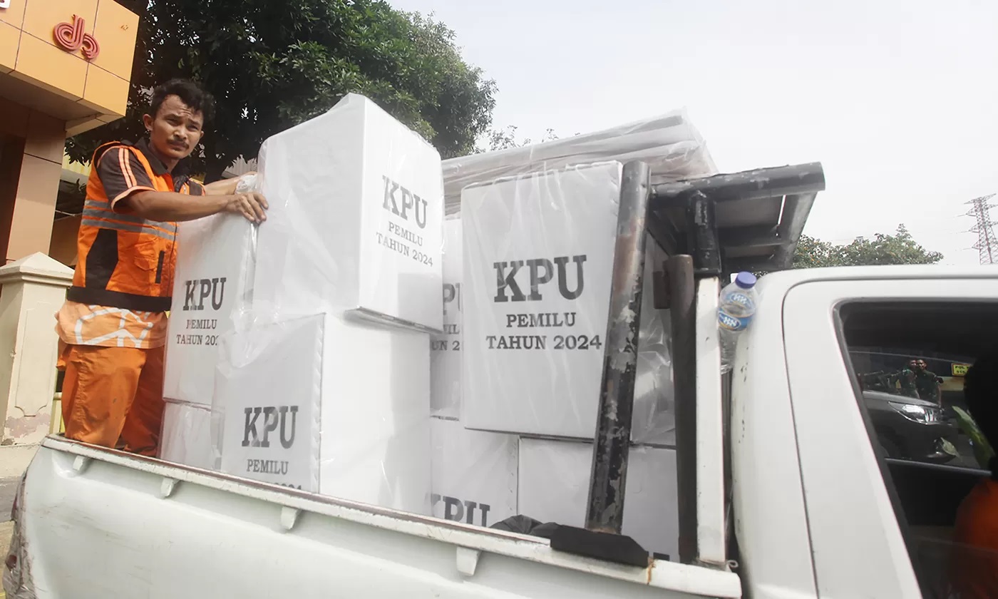 ILUSTRASI. Petugas PPSU mendistribusikan kotak suara Pemilu 2024 di Gelanggang Olahraga Remaja Senen untuk didistribusikan ke TPS, Jakarta Pusat Selasa (13/2/2024). (DERY RIDWANSAH/JAWAPOS.COM)