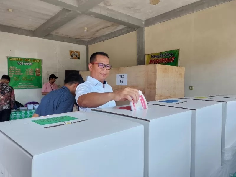 UNGGUL: Endang Agustina saat menggunakan hak pilihnya di TPS 6 Kelurahan Pelaihari, Kecamatan Pelaihari, Rabu (14/2). (Foto : Norsalim Yahya/Radar Banjarmasin)