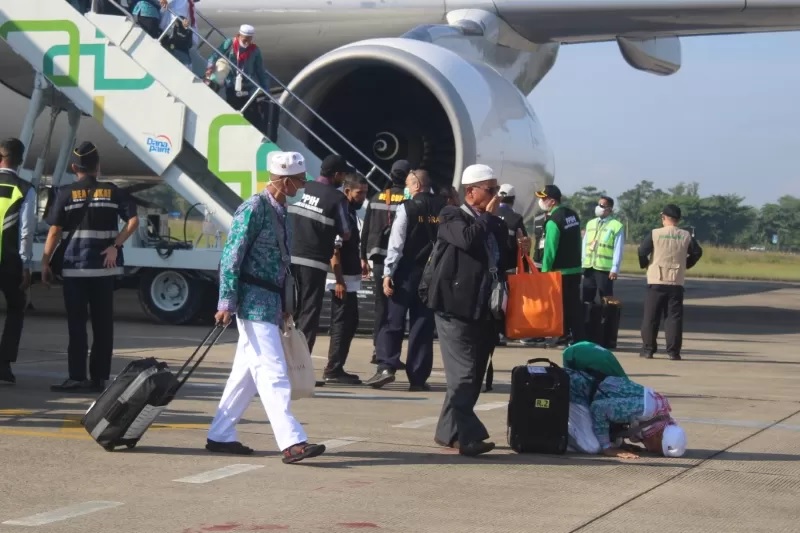 SUJUD SYUKUR: Jemaah haji Banua ketika mendarat pulang di Bandara Syamsudin Noor, Banjarbaru, tahun 2022 lalu. (Foto: DOK/RADAR BANJARMASIN)