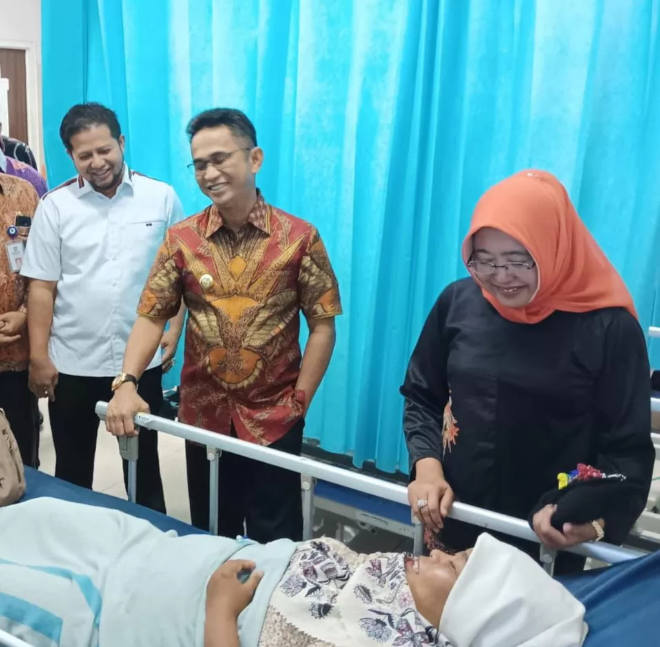 Walikota Balikpapan menjenguk KPPS yang sakit.