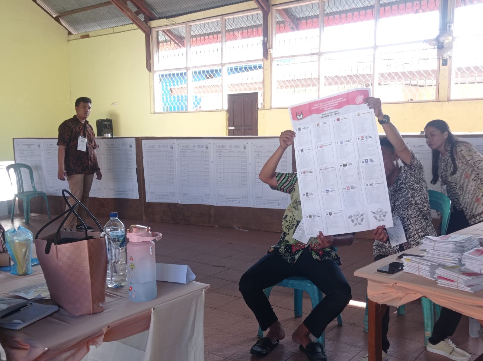 PEMILU: Suasana penghitungan suara di salah satu TPS setelah proses pencoblosan Pemilu 14 Februari lalu.