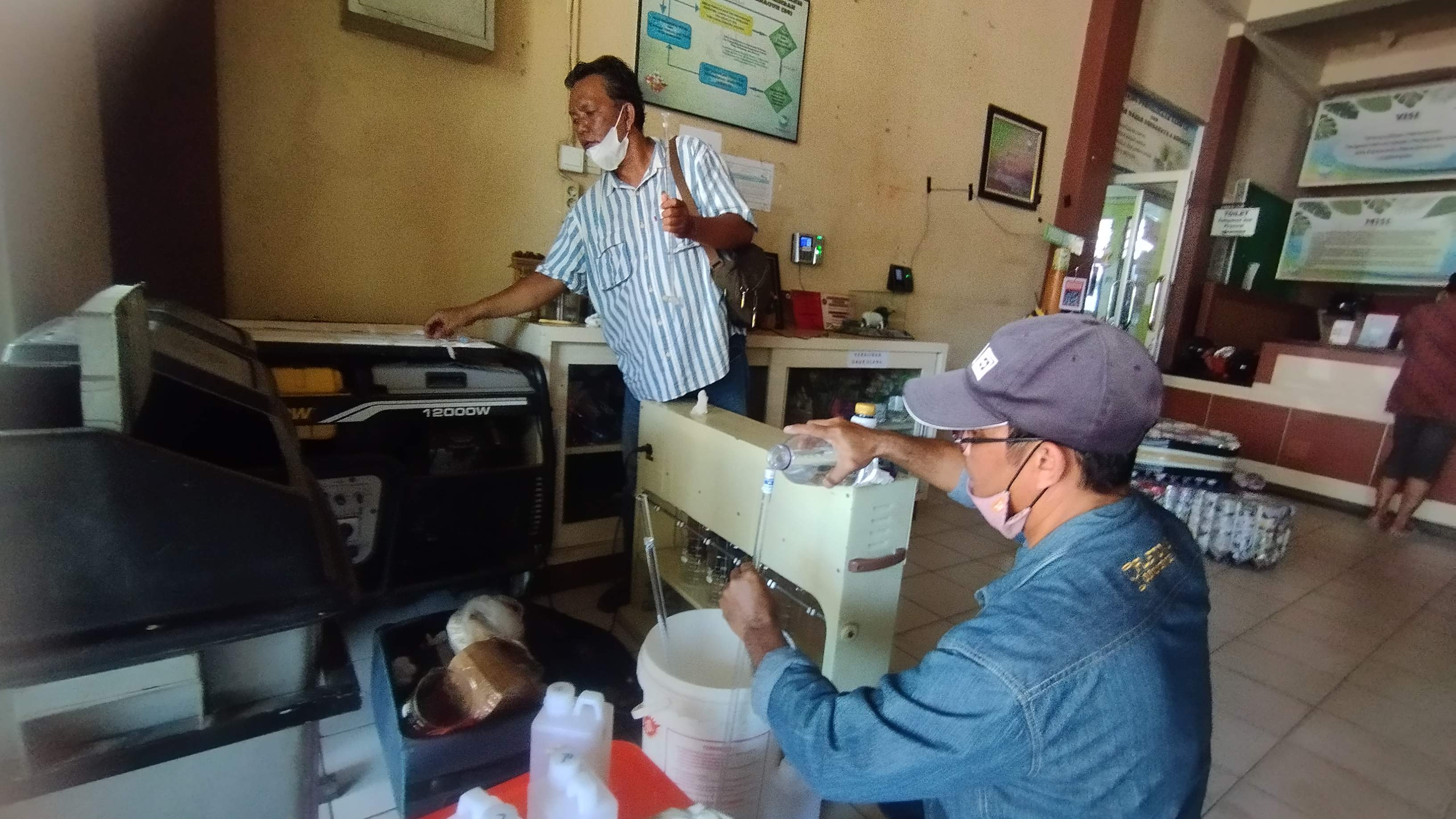 TELITI: Konsultan DLH Samarinda mencoba menjernihkan sampel air lindi TPA Sambutan untuk mencari dosis yang tepat, Jumat (16/2).