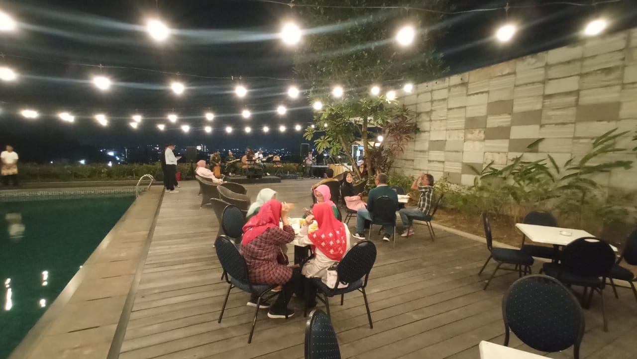 PATUT DICOBA: Five Premiere Hotel&nbsp;Samarinda menawarkan tempat nongkrong dengan konsep angkringan.