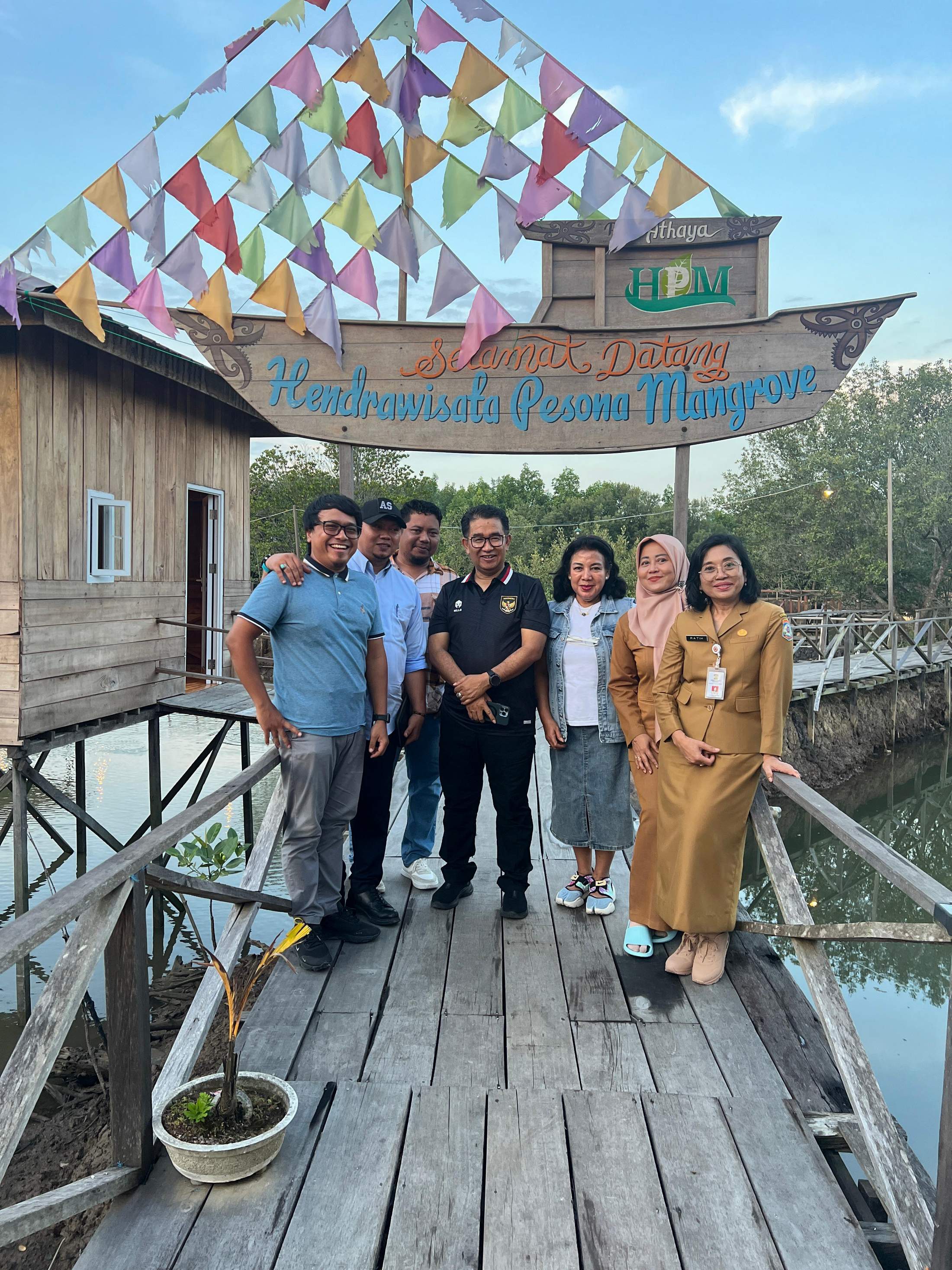 POTENSIAL: Cokorda Ratih Kusuma (kanan) mendampingi Pj Gubernur Kaltim Akmal Malik menikmati suasana alam di Hendrawisata Pesona Mangrove.