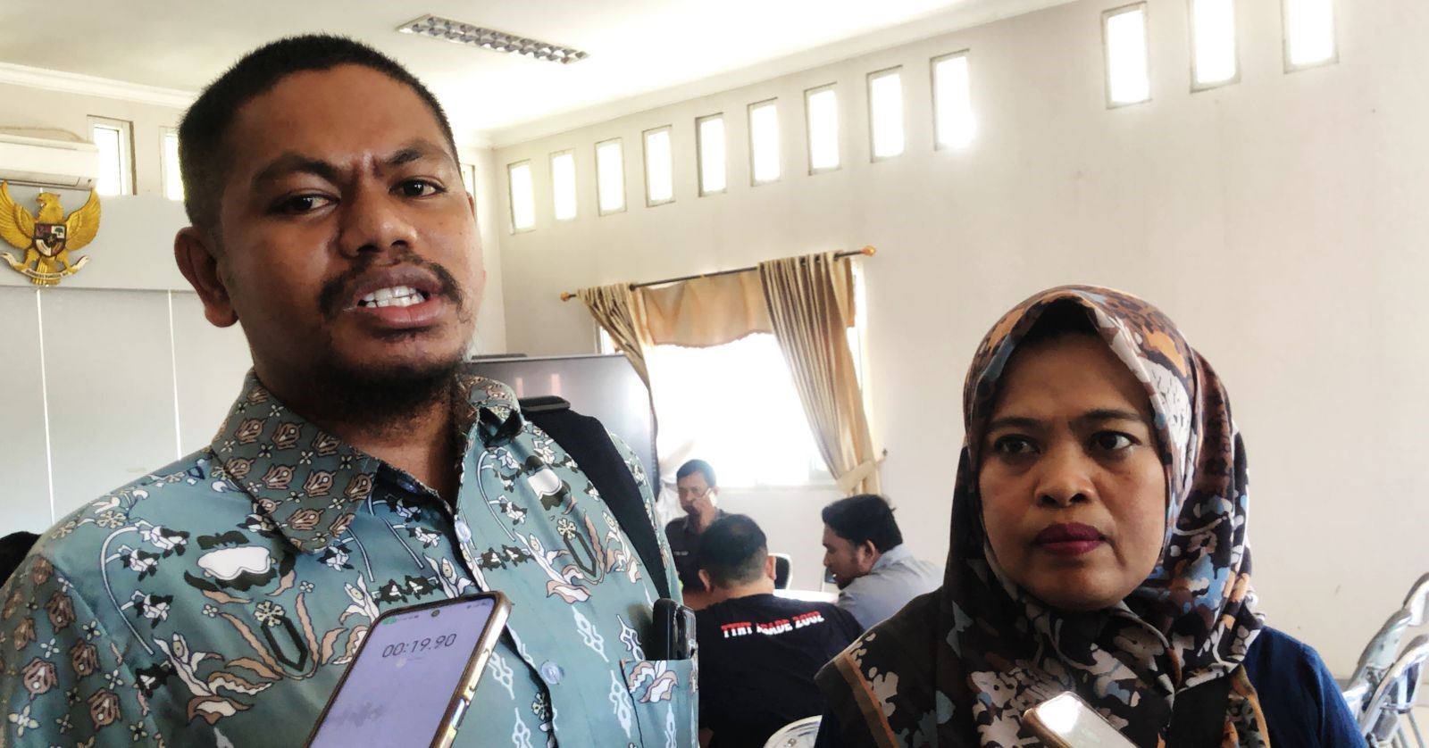 HARUS DITUNDA: Ketua PPK Sangatta Utara Sirajuddin menjelaskan kepada awak media terkait kendala yang dihadapi untuk menggelar rapat pleno perhitungan suara pemilu.