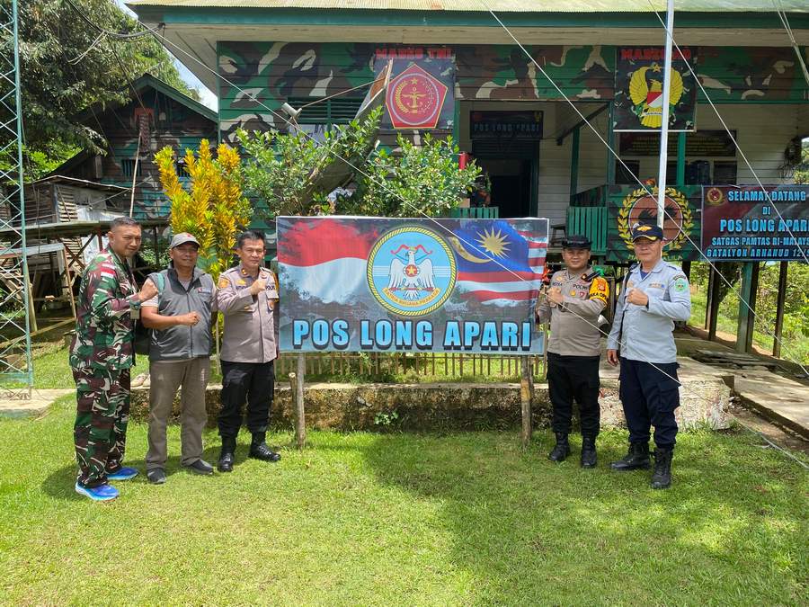 ABADIKAN MOMEN: Kapolres Mahulu AKBP Anthony Rybok (tiga kiri) di depan pos Long Apari di sela-sela pengawalan logistik pemilu ke wilayah perbatasan.