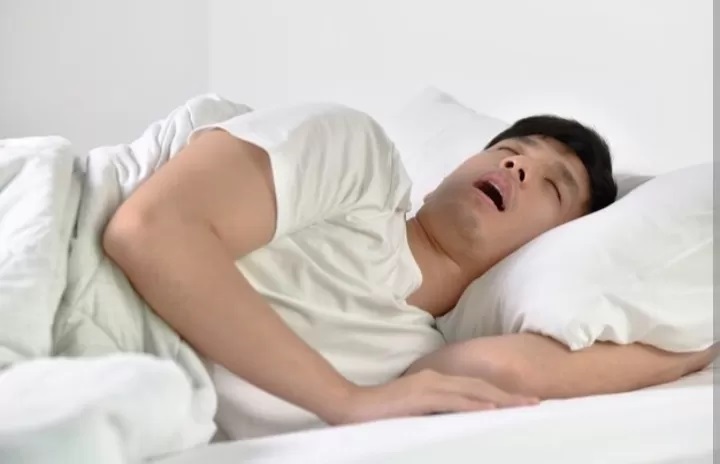 Mendengkur atau ngorok merupakan suara yang dihasilkan saat seseorang tidur dan terjadi getaran pada jaringan lunak di tenggorokan.