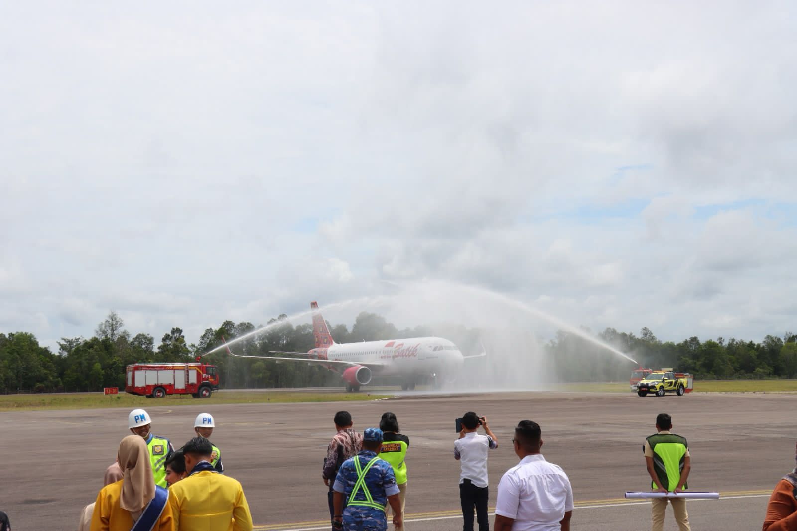 PERDANA: Tradisi water salute menyambut pesawat untuk rute penerbangn baru di Bandara Iskandar Pangkalan Bun, Kabupaten Kobar, Jumat (16/2/2024). (istimewa)