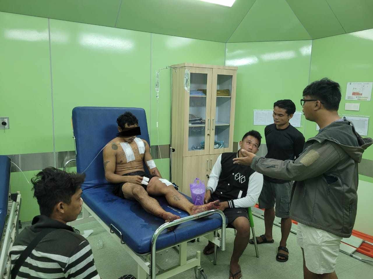 KORBAN PENYERANGAN : Anul (37) menjalani perawatan medis di rumah sakit setelah menjadi korban penusukan dan penyerangan dua pria tak dikenal. (ISTIMEWA/RADAR PALANGKA)