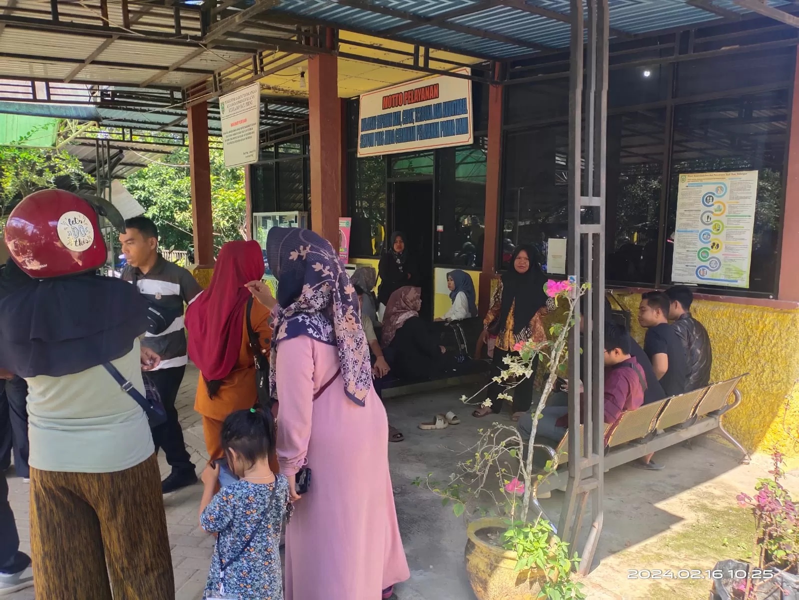 BELUM DIBAYAR: Petugas KPPS mendatangi Kantor Kelurahan Batu Piring, Kabupaten Balangan, menuntut hak mereka yang diduga dibawa kabur oknum bendahata sekretariat PPS.(Foto:M Dirga/Radar Banjarmasin)