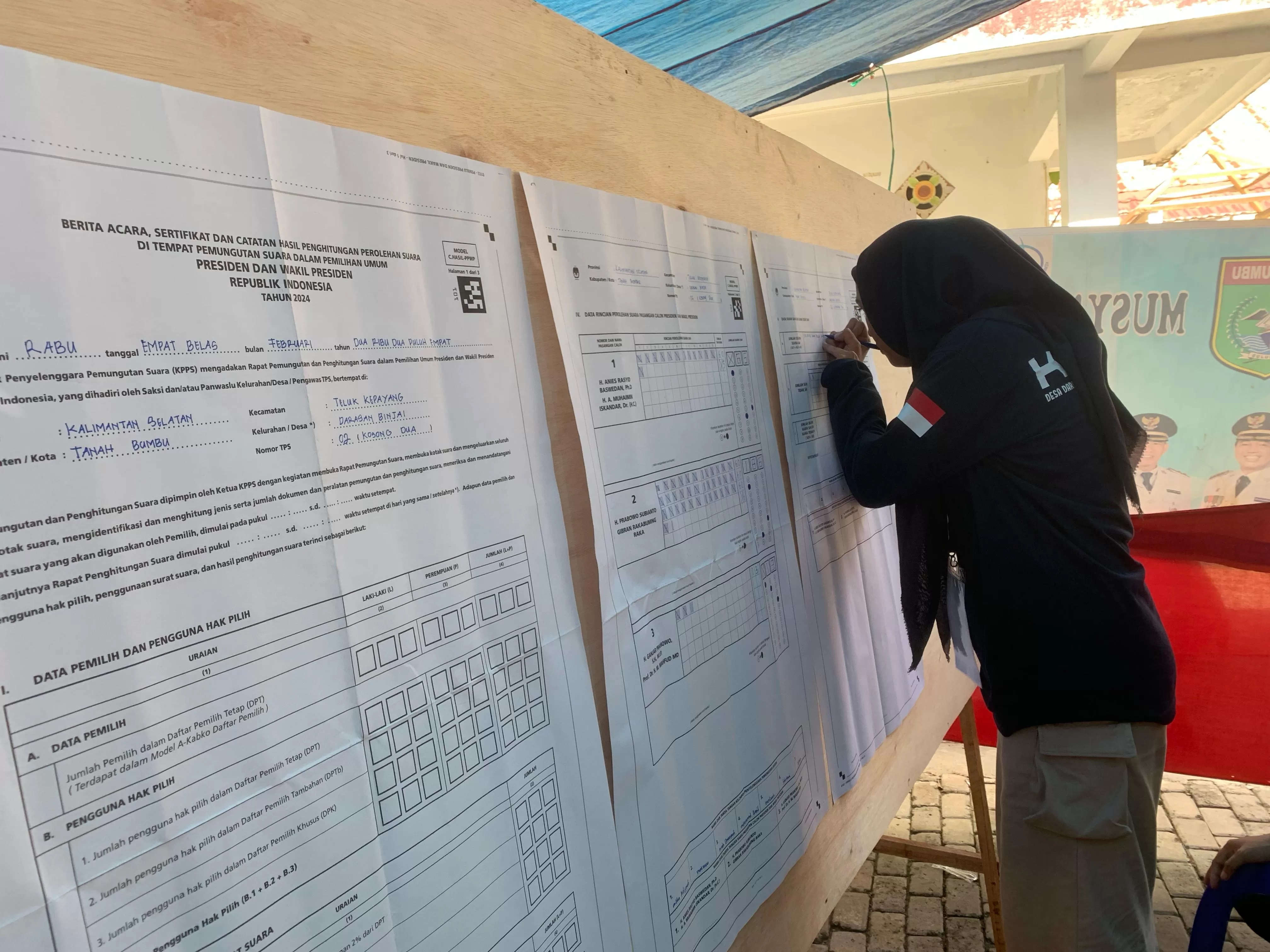 HITUNG SUARA: Salah satu anggota KPPS menghitung perolehan suara di TPS 02, Desa Darasan Binjai, Kecamatan Kusan Hulu, Kabupaten Tanah Bumbu, Rabu (14/2/2024).(Foto: Zulqarnain/Radar Banjarmasin)