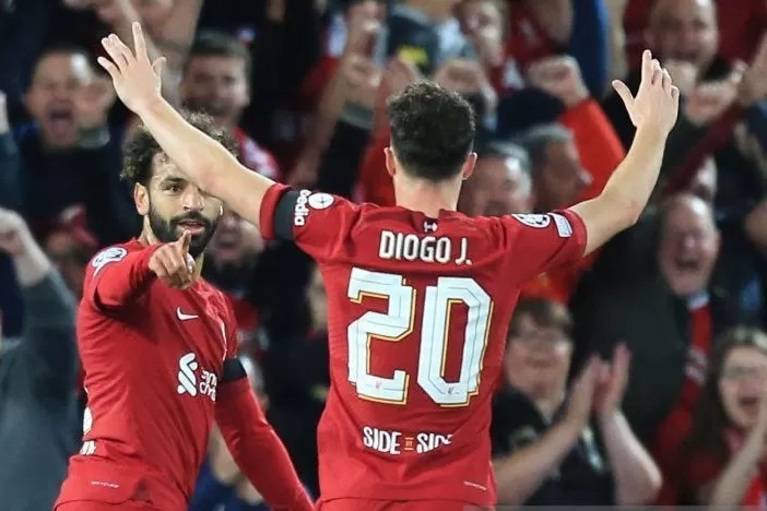 Striker Liverpool Diego Jota bersama Mohamed Salah. (Lindsey Parnaby/AFP/Antara)