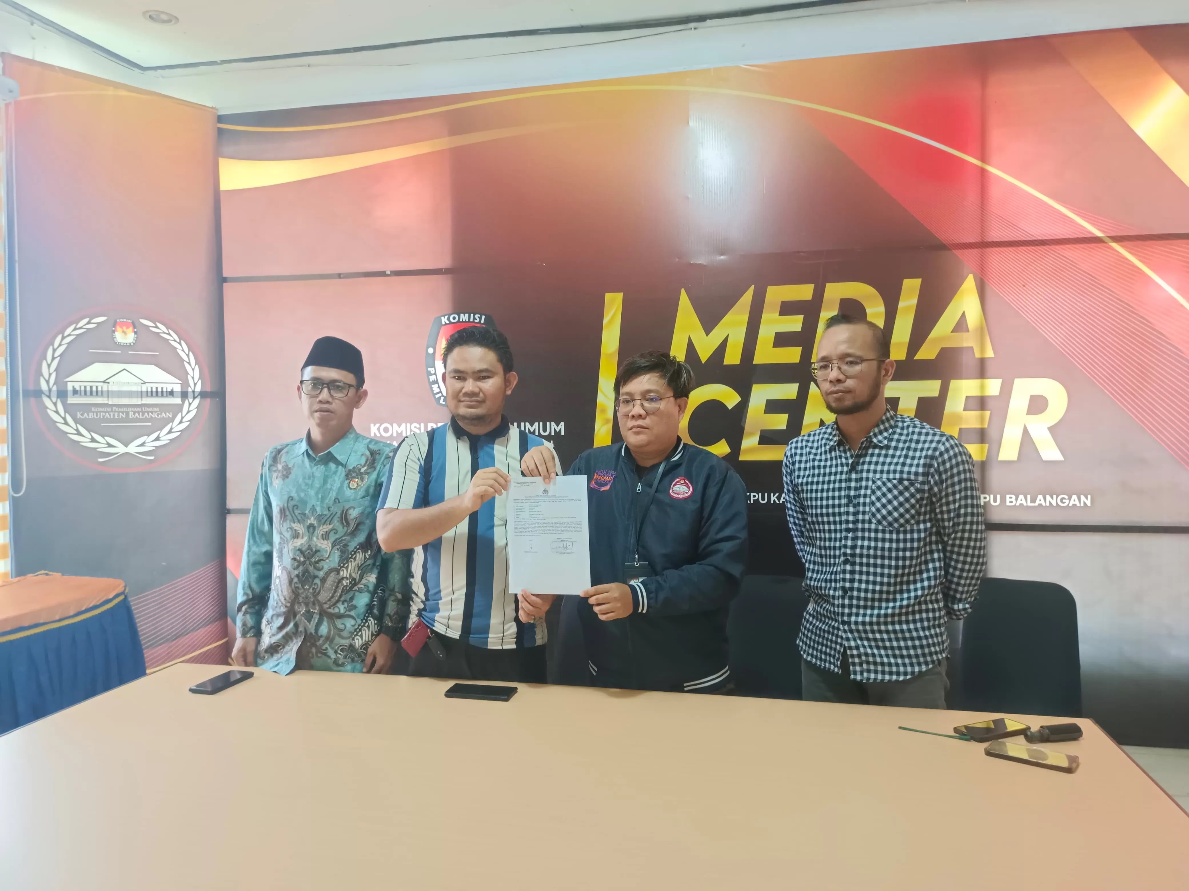 PIDANA: KPU Balangan memperlihatkan surat laporan dugaan penggelapan honor anggota KPPS, Jumat (16/2/2024).(Foto:M Dirga/Radar Banjarmasin)