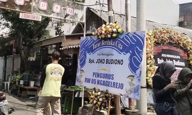Kediaman KPPS wafat di Surabaya dipenuhi karangan bunga/Dok Radar Surabaya